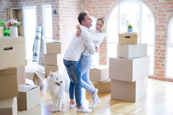 Schönes Junges Paar Mit Hund Umarmt Sich Neuen Zuhause Kartons — Stockfoto