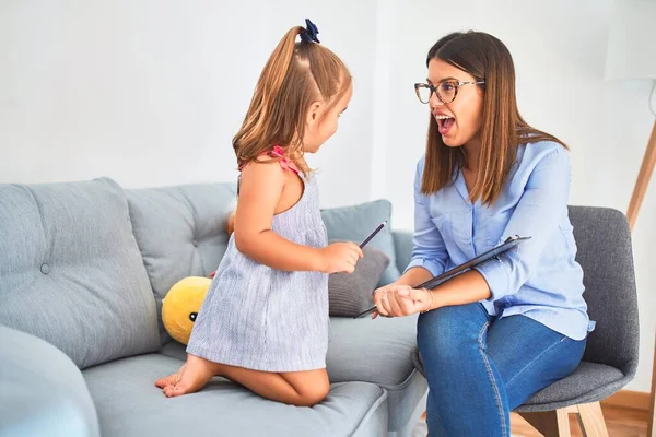 Mujer Terapeuta Joven Que Habla Trata Niños Consejera Corrección Comportamiento —  Fotos de Stock