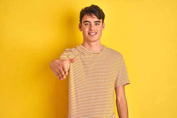 Adolescente Niño Vistiendo Camiseta Amarilla Sobre Fondo Aislado Sonriendo Amistoso — Foto de Stock