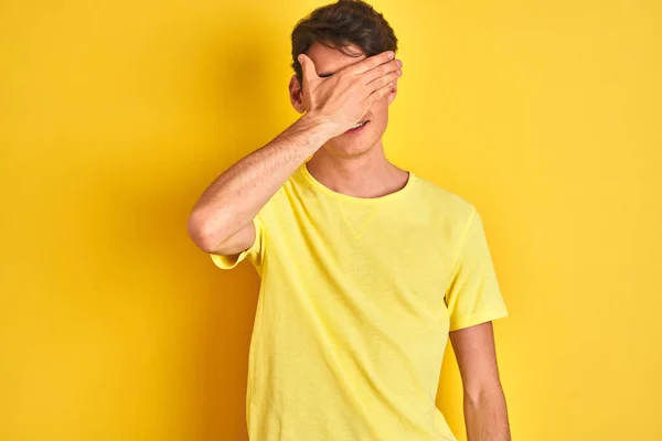 Teenager Αγόρι Φορώντας Κίτρινο Shirt Πάνω Από Απομονωμένη Φόντο Χαμογελώντας — Φωτογραφία Αρχείου
