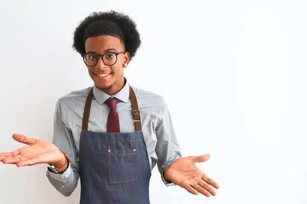 Νεαρός Αφροαμερικάνος Καταστηματάρχης Που Φοράει Γυαλιά Ποδιά Πάνω Από Απομονωμένο — Φωτογραφία Αρχείου