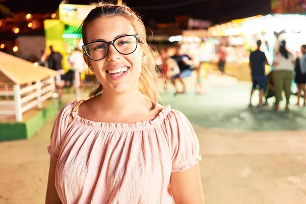 Jovem Mulher Bonita Usando Óculos Sorrindo Feliz Animado Feira Torno — Fotografia de Stock