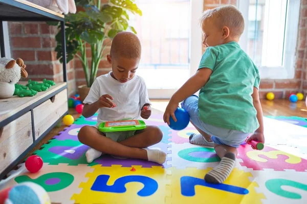 Adorables Tout Petits Jouant Autour Beaucoup Jouets Maternelle — Photo