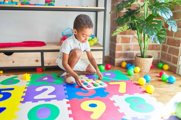 Bela Criança Afro Americana Brincando Com Jogo Matemática Usando Números — Fotografia de Stock