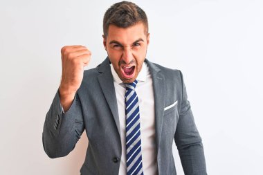 Takım elbiseli ve kravatlı genç yakışıklı bir iş adamı öfkeli ve öfkeli bir şekilde öfkeyle bağırıyor. Öfke ve agresif kavram.