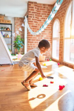Güzel Afrikalı Amerikalı çocuk anaokulunda Louise 'le oynuyor.