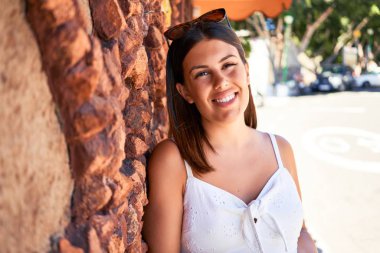 Romantik köyde genç güzel bir kadın güneşli bir günde şehrin sokaklarına yaslanıyor.