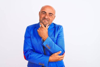 İzole edilmiş beyaz arka plan üzerinde duran takım elbiseli orta yaşlı bir işadamı kameraya kollarını kavuşturup gülümseyerek ve çenesini kaldırarak bakıyor. Olumlu düşünüyorum..