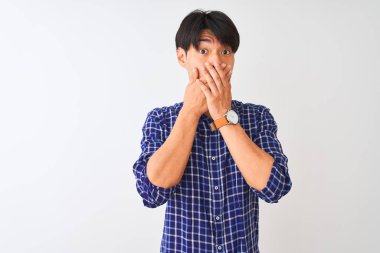 İzole edilmiş beyaz arka planda duran günlük mavi gömlekli genç Çinli adam yanlışlıkla ağızlarını kapatarak şok geçirdi. Gizli konsept.