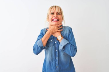 Orta yaşlı kadın, sıradan bir kot gömlek giyip izole edilmiş beyaz arka planda dikiliyor bağırıyor ve boğularak ölüyor çünkü acı verici bir boğulma. Sağlık problemi. Boğulma ve intihar konsepti.