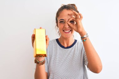 Genç, güzel, kızıl saçlı, altın külçeli, mutlu yüzlü, gülümseyen, el pençe divan duran bir kadın.