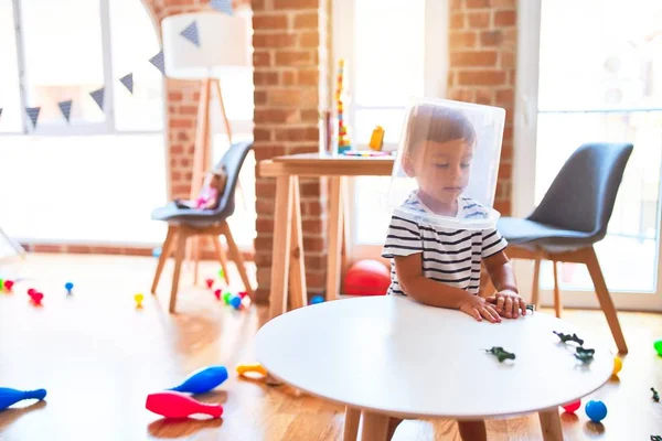 Hermoso Niño Jugando Con Cesta Plástico Jardín Infantes —  Fotos de Stock