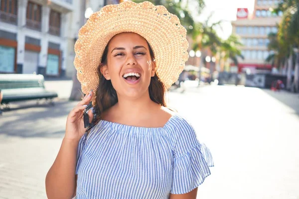 Jeune Belle Femme Souriante Heureuse Marche Dans Les Rues Ville — Photo