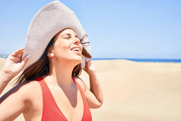 Jeune Belle Femme Bronzant Portant Maillot Bain Été Aux Dunes — Photo