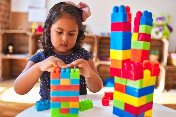 Schönes Kleinkind Spielt Kindergarten Mit Bauklötzen — Stockfoto