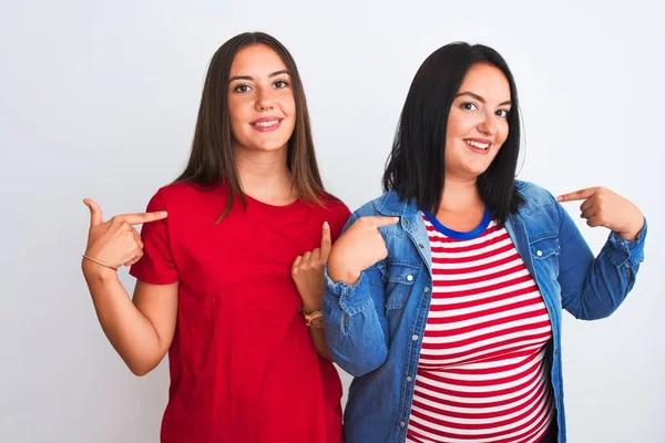 Jonge Mooie Vrouwen Dragen Casual Kleding Staan Geïsoleerde Witte Achtergrond — Stockfoto