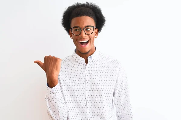 Νεαρός Αφροαμερικάνος Που Φοράει Κομψό Πουκάμισο Και Γυαλιά Πάνω Απομονωμένο — Φωτογραφία Αρχείου