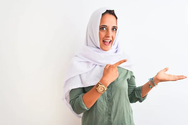 美しいアラブ人女性伝統的なイスラム教徒のヒジャーブを身に着けています — ストック写真