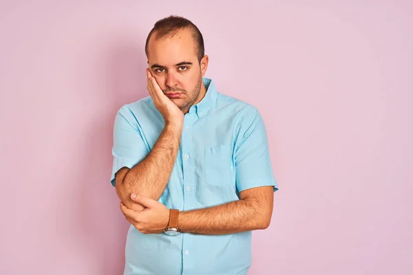 Hombre Joven Con Camisa Casual Azul Pie Sobre Fondo Rosa — Foto de Stock