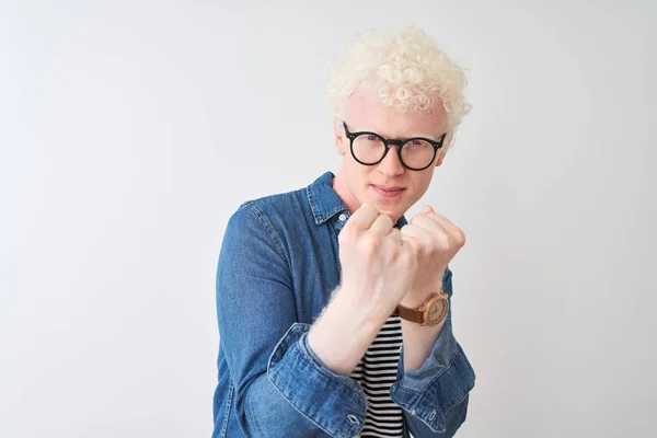 Mladý Albín Blonďatý Muž Džínové Košili Brýlích Izolovaném Bílém Pozadí — Stock fotografie
