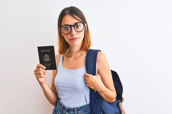 Krásná Zrzka Studentka Nosí Batoh Drží Pas Spojených Států Sebevědomým — Stock fotografie