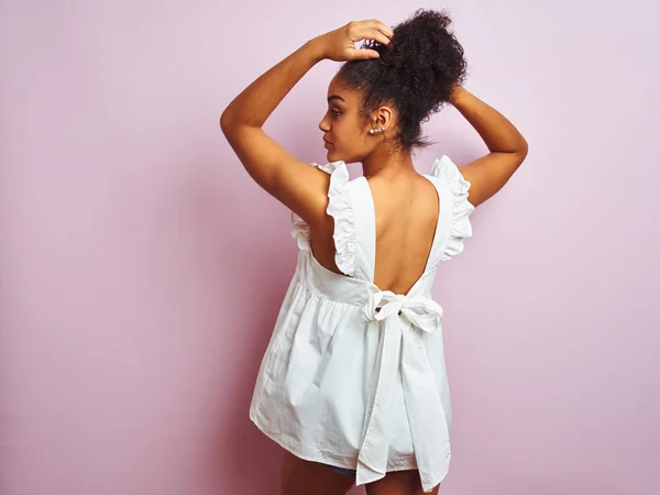 Jonge Mooie Afrikaanse Amerikaanse Tiener Meisje Staande Dragen Elegante Witte — Stockfoto