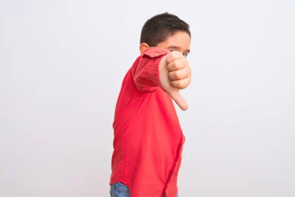 Hermoso Niño Con Elegante Camisa Roja Pie Sobre Fondo Blanco — Foto de Stock