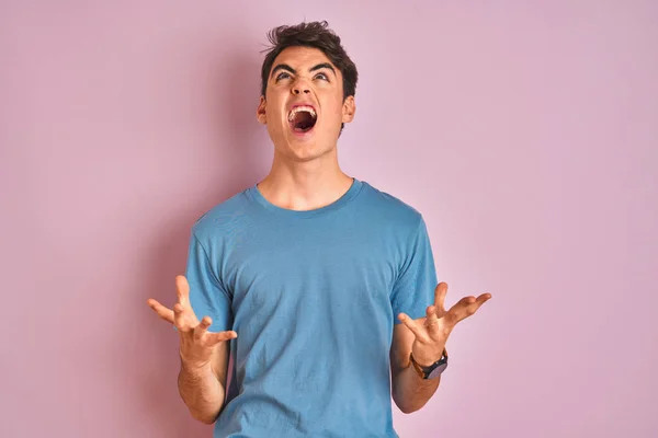 Niño Adolescente Con Camiseta Casual Pie Sobre Fondo Azul Aislado —  Fotos de Stock