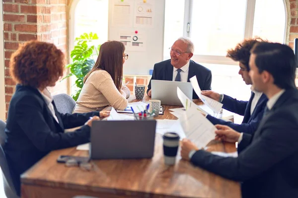 Grupp Affärsanställda Ler Glada Och Självsäkra Tala Med Ett Leende — Stockfoto