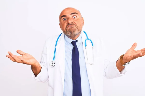 Médico Meia Idade Homem Vestindo Estetoscópio Gravata Sobre Fundo Branco — Fotografia de Stock