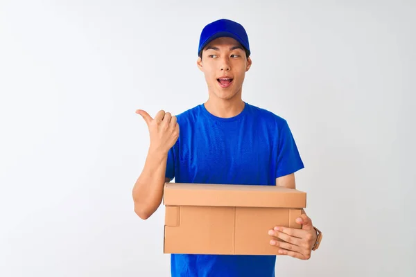 Chinês Deliveryman Vestindo Cap Segurando Caixa Sobre Isolado Branco Fundo — Fotografia de Stock