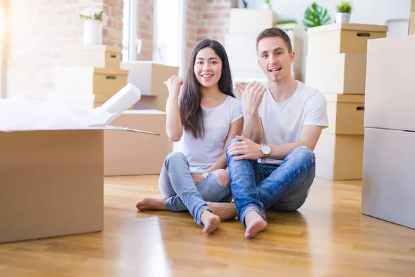 Junges Schönes Paar Sitzt Auf Dem Boden Neuen Zuhause Kartons — Stockfoto