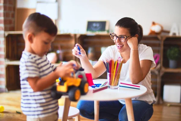 Mooie Leraar Peuter Jongen Spelen Met Trekker Auto Kleuterschool — Stockfoto