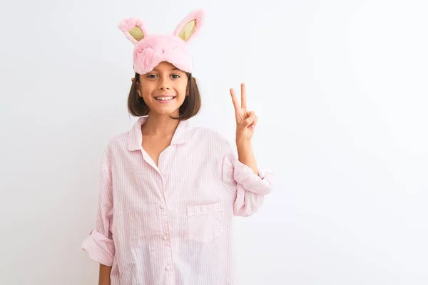 Schönes Kindermädchen Mit Schlafmaske Und Pyjama Das Vor Isoliertem Weißen — Stockfoto