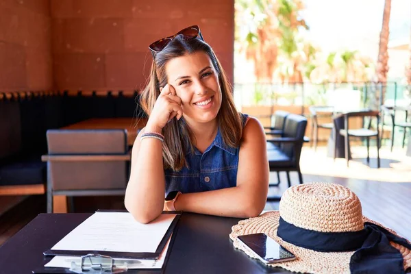 Joven Hermosa Mujer Sentada Restaurante Disfrutando Vacaciones Verano — Foto de Stock