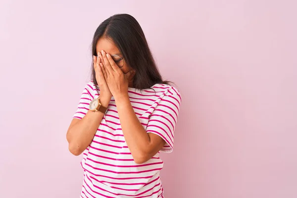 Giovane Donna Cinese Indossa Maglietta Righe Occhiali Sfondo Rosa Isolato — Foto Stock