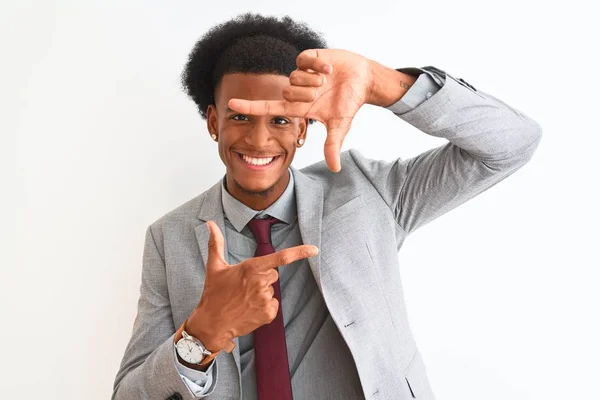 Νεαρός Αφροαμερικάνος Επιχειρηματίας Κοστούμι Στέκεται Πάνω Από Απομονωμένο Λευκό Φόντο — Φωτογραφία Αρχείου