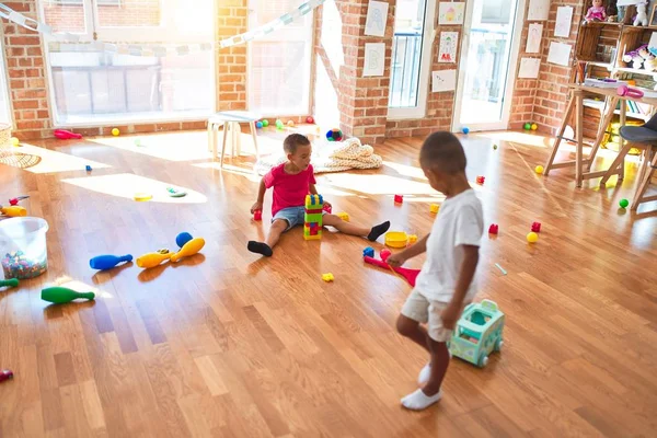 Entzückende Kleinkinder Spielen Kindergarten Jede Menge Spielzeug — Stockfoto