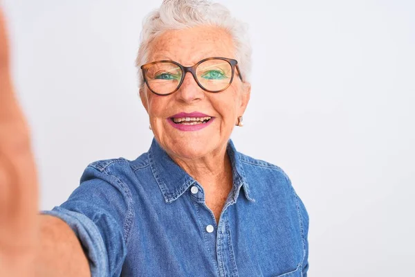 Grijsharige Vrouw Met Denim Shirt Bril Maken Selfie Geïsoleerde Witte — Stockfoto