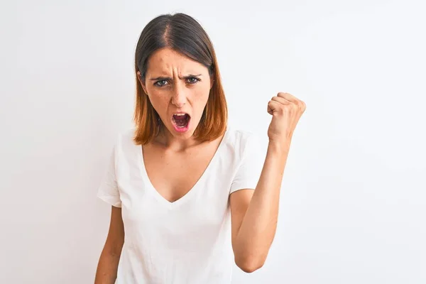 Mooie Roodharige Vrouw Draagt Casual Witte Shirt Geïsoleerde Achtergrond Boos — Stockfoto