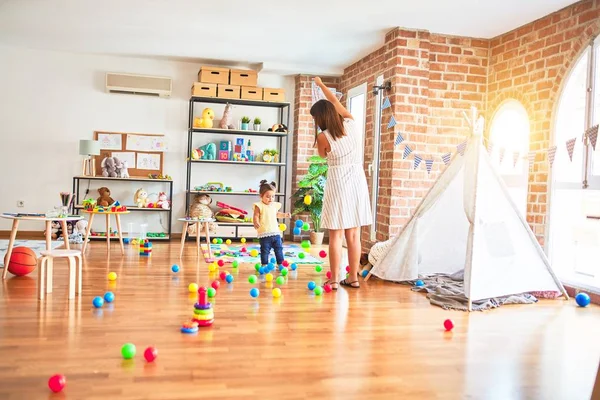 Joven Hermosa Maestra Niño Pequeño Jugando Con Bolas Colores Jardín — Foto de Stock