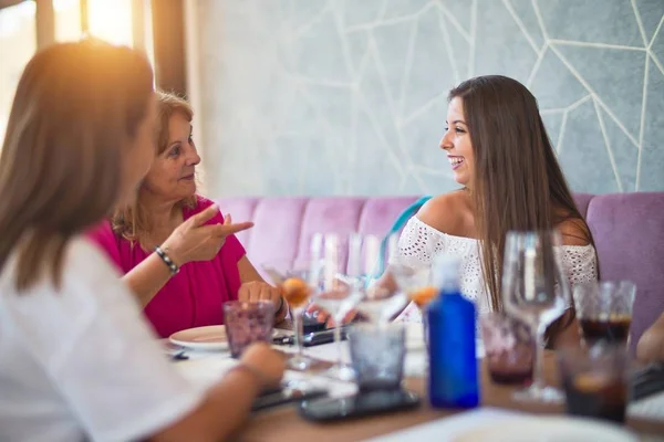 Belo Grupo Mulheres Sentadas Restaurante Comendo Comida Falando Sorrindo — Fotografia de Stock