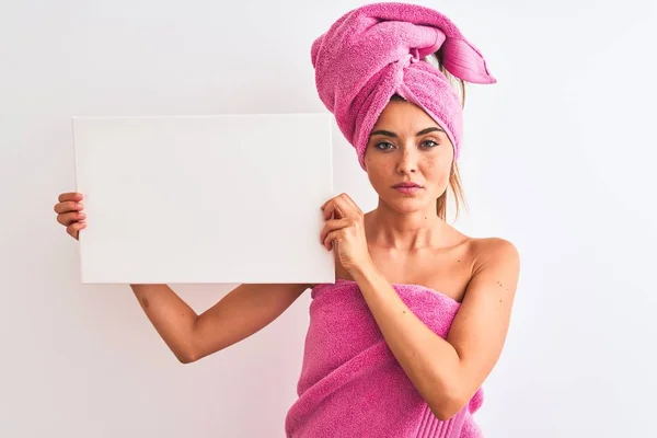 Jovem Mulher Bonita Usando Toalha Chuveiro Segurando Banner Sobre Fundo — Fotografia de Stock