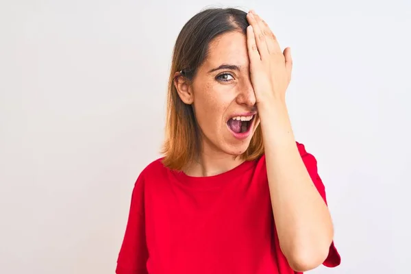 Mulher Ruiva Bonita Vestindo Casual Camiseta Vermelha Sobre Fundo Isolado — Fotografia de Stock