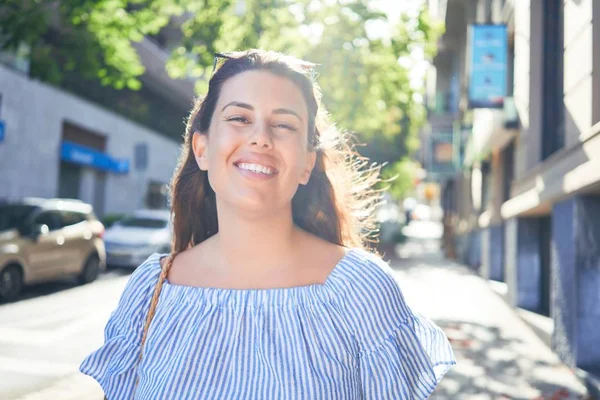 Ung Vacker Kvinna Ler Glad Promenader Stadens Gator Solig Dag — Stockfoto