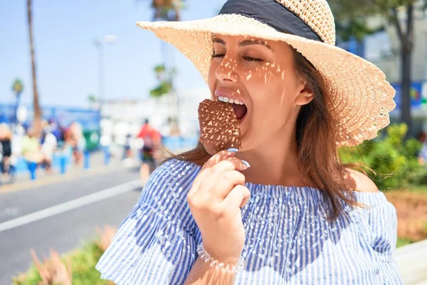 Jeune Belle Femme Mangeant Cône Crème Glacée Marchant Dans Rue — Photo