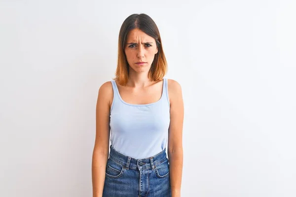 Mooie Roodharige Vrouw Die Geïsoleerde Achtergrond Sceptisch Nerveus Staat Fronsend — Stockfoto