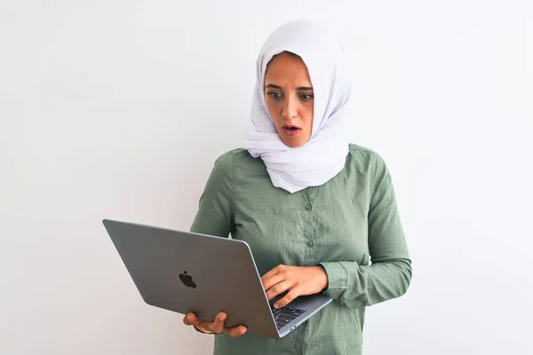 Giovane Donna Affari Araba Indossa Hijab Utilizzando Computer Portatile Sfondo — Foto Stock