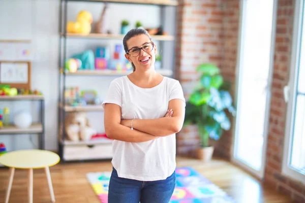 Jonge Mooie Leraar Draagt Bril Staande Kleuterschool — Stockfoto