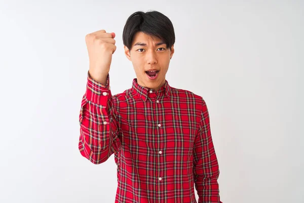 Joven Hombre Chino Con Camisa Roja Casual Pie Sobre Fondo —  Fotos de Stock